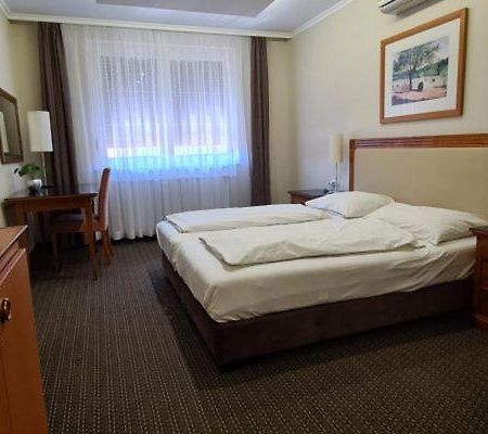 Bed and Breakfast Korona Panzio Hatvan Exterior foto