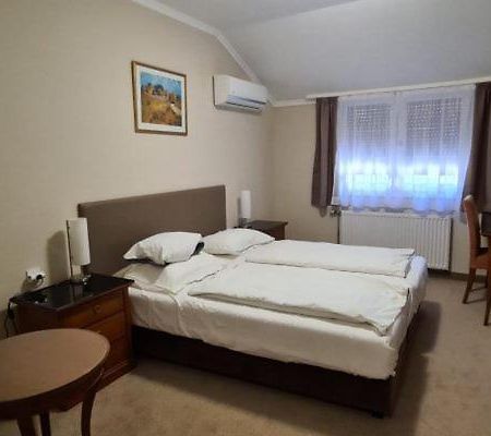 Bed and Breakfast Korona Panzio Hatvan Exterior foto